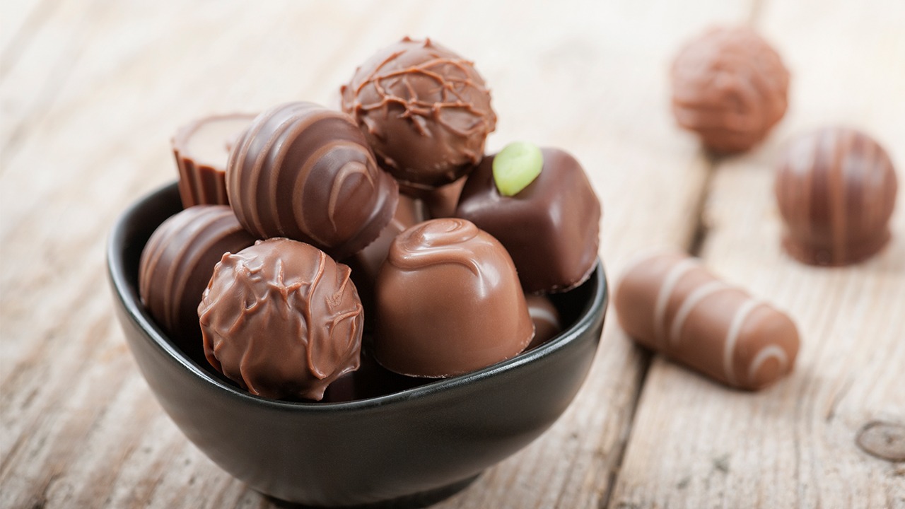 {知名进口巧克力吃出白色虫卵 有果仁的巧克力更容易生虫子}