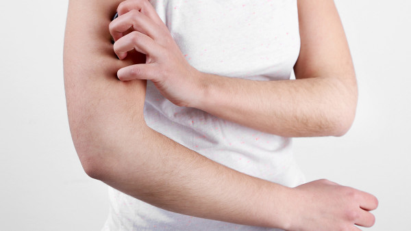 魚(yú)鱗病常見(jiàn)的癥狀有哪些？片狀魚(yú)鱗病有什么表現？