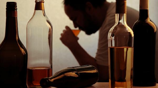 酒精中毒的發(fā)病原因是什么  過(guò)量喝酒是根因