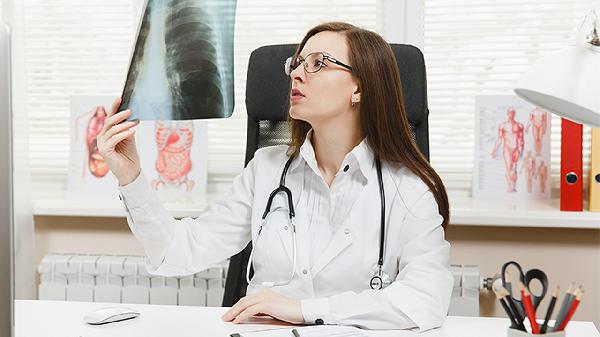 早期肺炎容易治療嗎 了解早期肺炎的三個治療方法