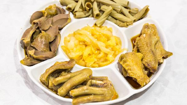 脖子上長(zhǎng)小肉疙瘩是怎么回事呢