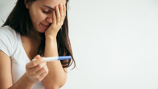 宮外孕的早期癥狀有哪些 宮外孕早期2個癥狀很難發(fā)現(xiàn)