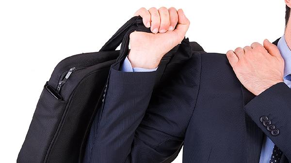 年轻人一抬胳膊肩膀疼是什么病