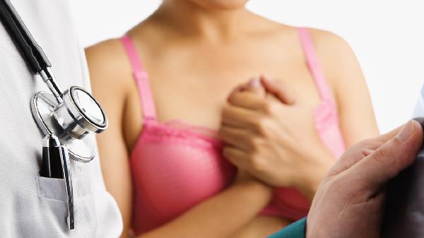 一岁半女宝宝乳房微微突出正常吗