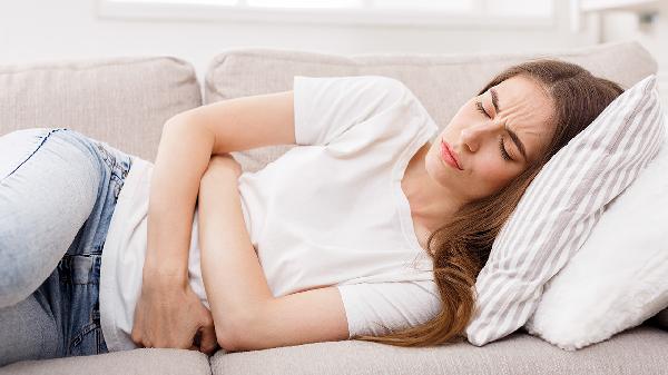 女生小腹胀痛，总感觉有尿是怎么回事