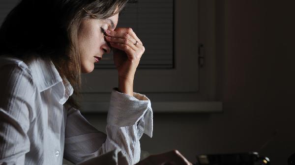 睡眠不足，大脑会提前老化，5大损伤无法逆转，你还敢熬夜？