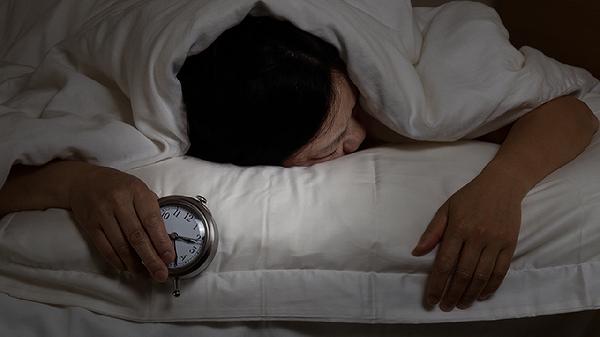 经常失眠的人，晚餐最好不碰这7种食物，睡眠质量或能越来越好