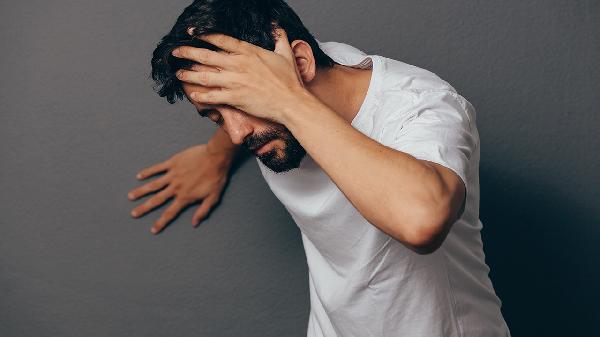 眼睛老是有眼屎是怎么回事