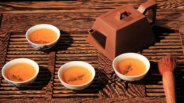 醫(yī)生發(fā)現(xiàn)：老年人若經(jīng)常喝綠茶，用不了多久，身體或有這3種改善