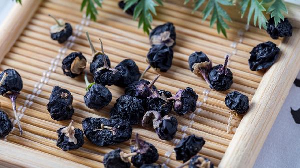 黑枸杞桑葚玫瑰花泡水喝的功效