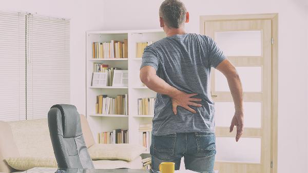 弯腰可能伤害腰椎！特别提示：55岁以后，遵循弯腰“三不要”