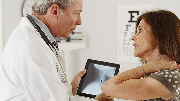 頸椎間盤突出應該怎樣治療