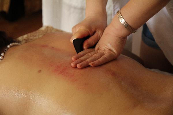 銀鐲子刮痧有什么好處