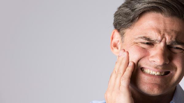 牙疼吃甲硝唑配什么藥