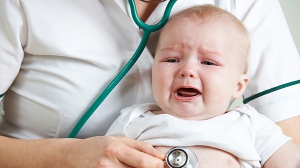 {秋季宝宝发烧怎么处理 宝宝发烧要不要盖被子}