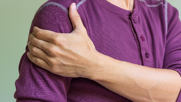 肩帶的地方很癢紅能用熱水敷嗎