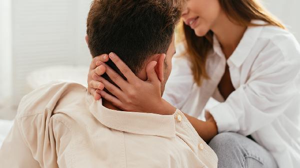 女孩在學(xué)校談戀愛(ài)該怎么辦啊