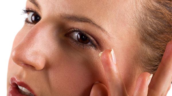 去除眼角魚(yú)尾紋的方法