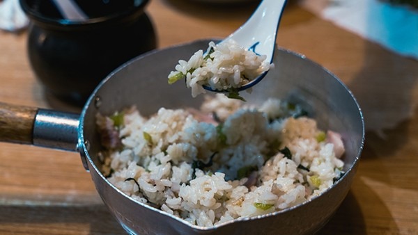 三文鱼会携带新冠病毒吗？这些食物最好不要生吃