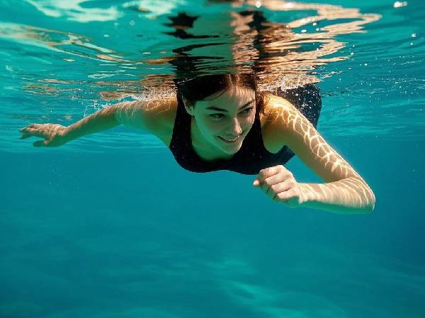 游泳真的能豐胸嗎