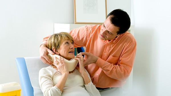 颈椎病通常会有哪些症状？哪些方法可以改善颈椎不适的情况？