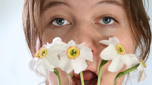 大人的眼睛是白色和黃色的