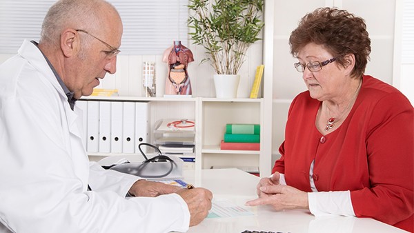 女性怎樣自己檢查乳房 教你1分鐘學(xué)會乳房自我檢測法