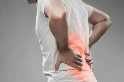 背痛不只是扭傷，也可能是這幾種健康問(wèn)題，建議常做3個(gè)動(dòng)作