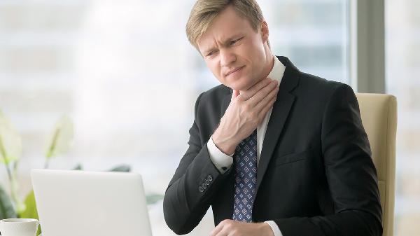 六岁小男孩喉咙疼感觉有什么东西咳不上来