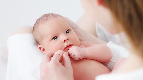 新生兒15天老是吐奶怎么辦