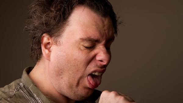 白天不怎么咳嗽晚上咳嗽是怎么回事