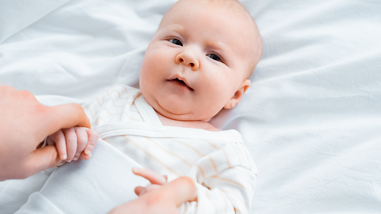 宝宝在吃母乳的时候哼哼唧唧怎么回事