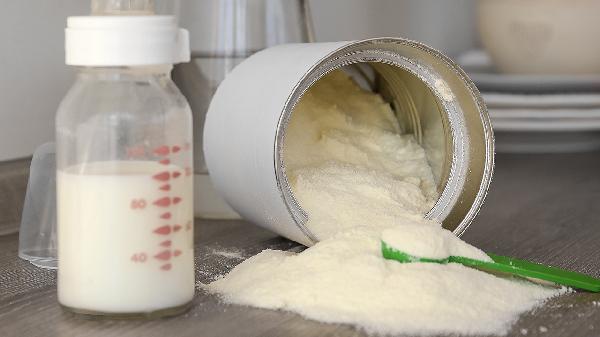 宝宝如果要换奶粉该怎么办 宝宝换奶粉3原则要遵循