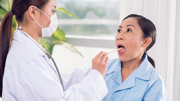 女性舌苔厚黄是什么原因引起的