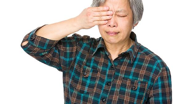 60歲老人眼睛充血是什么原因