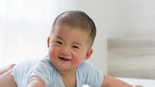 新生兒老是舔嘴巴是怎么回事