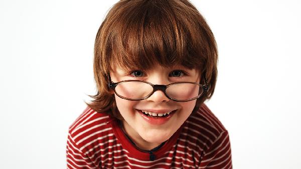 9歲孩子眼睛不由自主往上翻