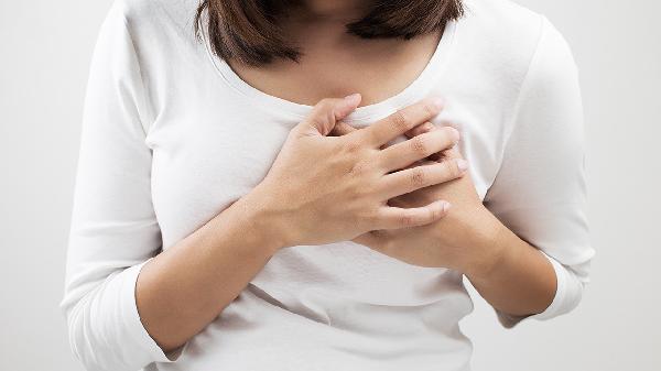 一周岁的女宝宝乳房凸起来正常吗