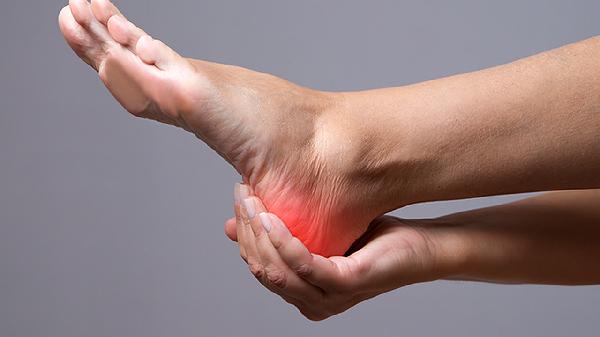 兒童大腳趾頭旁邊骨頭突出原因
