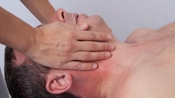 腰下面右侧里面有个圆骨头疼