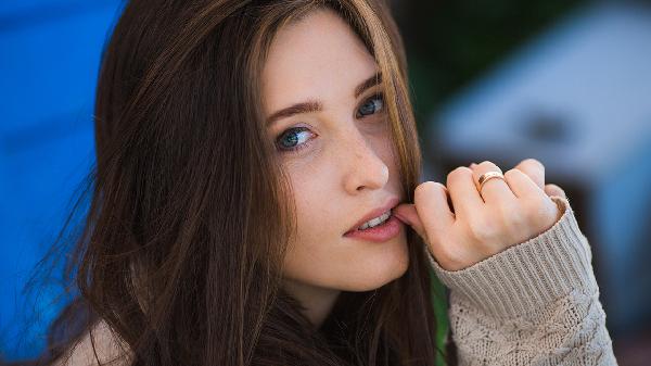 女人心里藏着“别的异性”，大多会有这5种表现，一眼看破