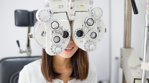 垂直性斜視的癥狀有哪些  垂直性斜視兩個具體癥狀分析