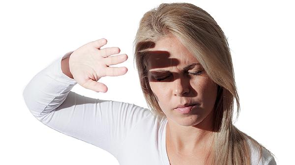女人早上起床眼睛浮腫怎么回事