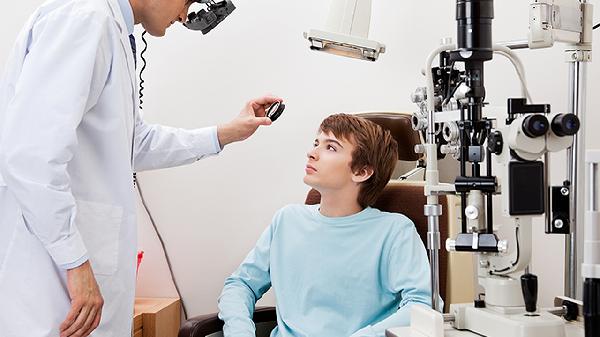 婴儿一只眼睛流眼泪并伴随眼屎是怎么回事