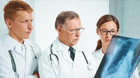 左肺下叶间质性改变严重吗