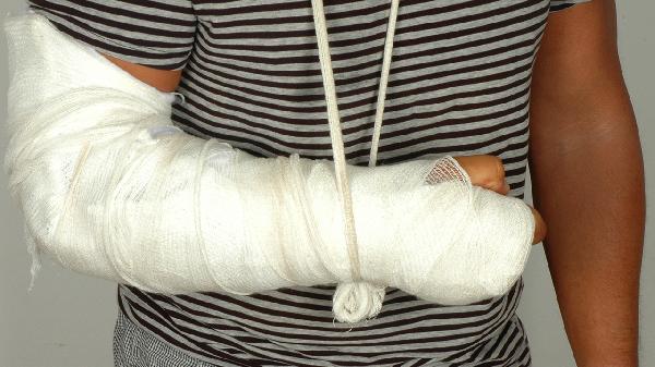 骨折后可以用鹽水泡腳嗎  骨折后這些錯誤處理方法要糾正