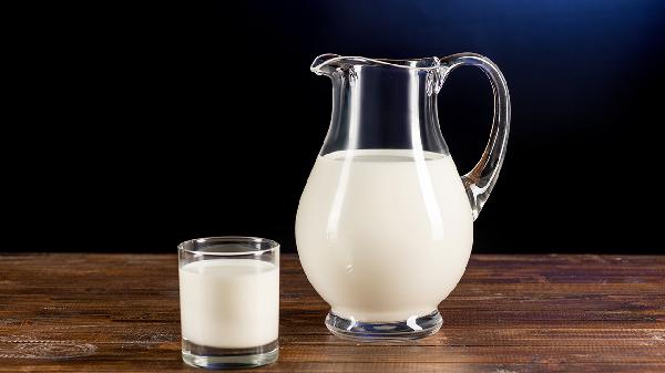 牛奶是高血脂的“加速剂”？医生：想要血脂稳定，这几种饮品少喝