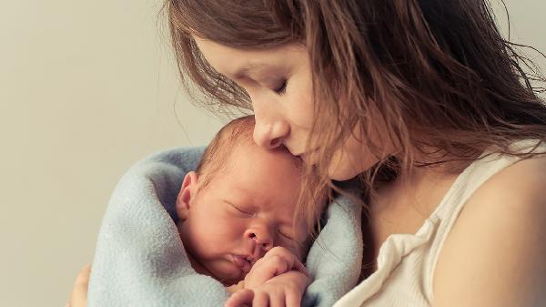 新生儿吃母乳大便次数多是怎么回事