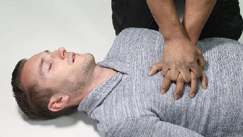 发现有人昏倒立即进行心肺复苏吗