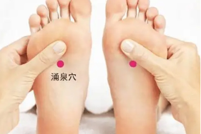 灸涌泉穴的作用是什么？ 灸泉涌穴有什么好处吗